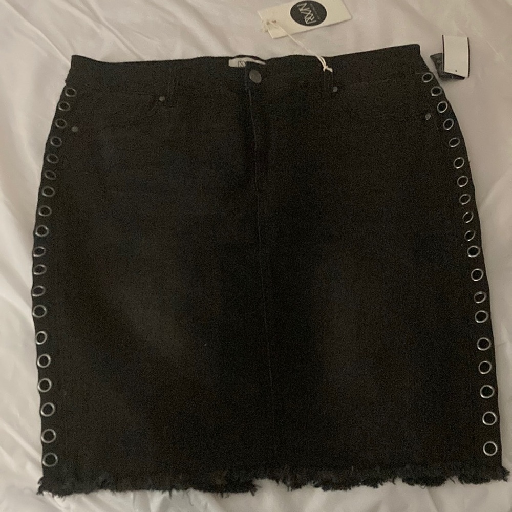 Women’s black skirt (brand new).